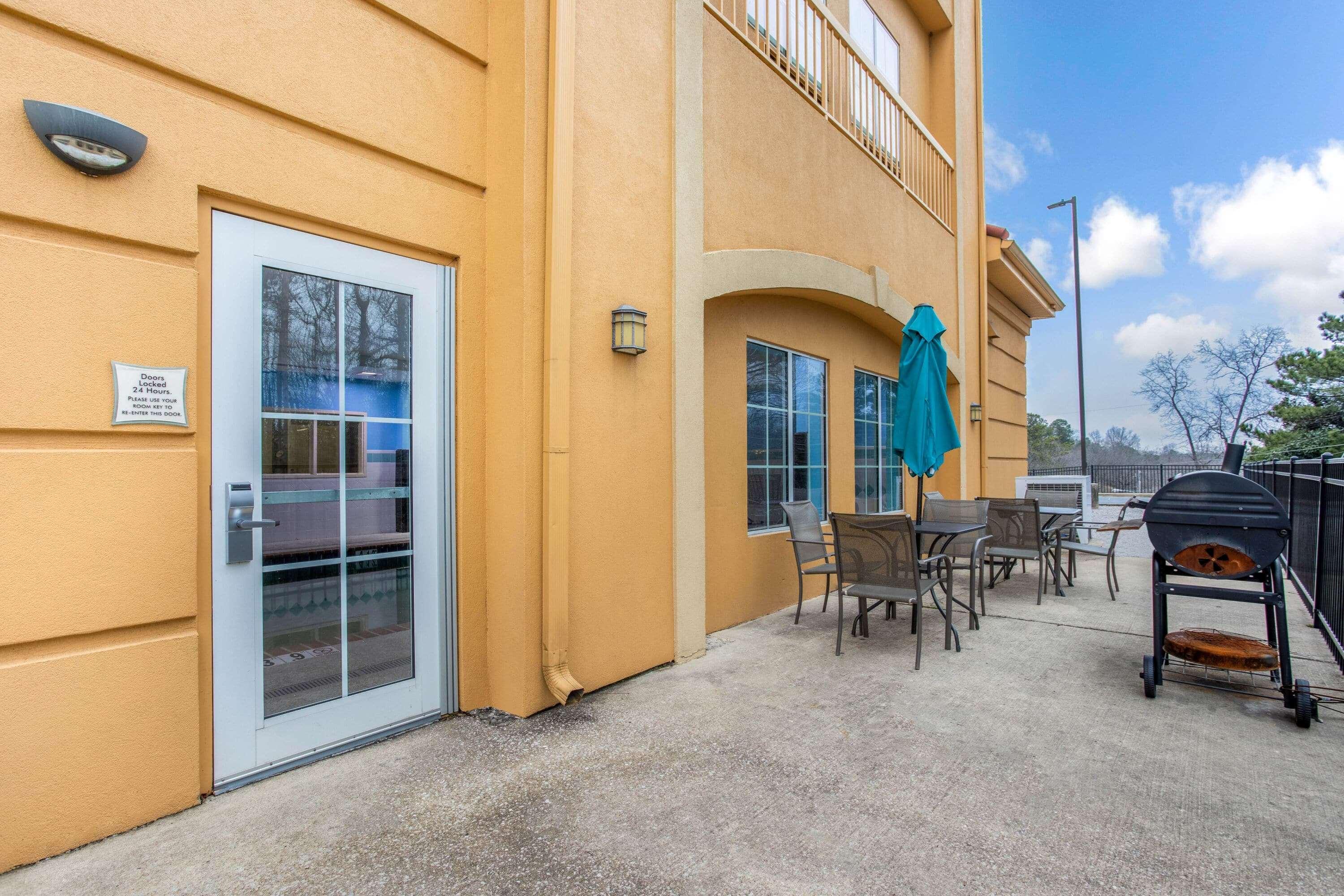La Quinta Inn & Suites Fultondale Exterior foto